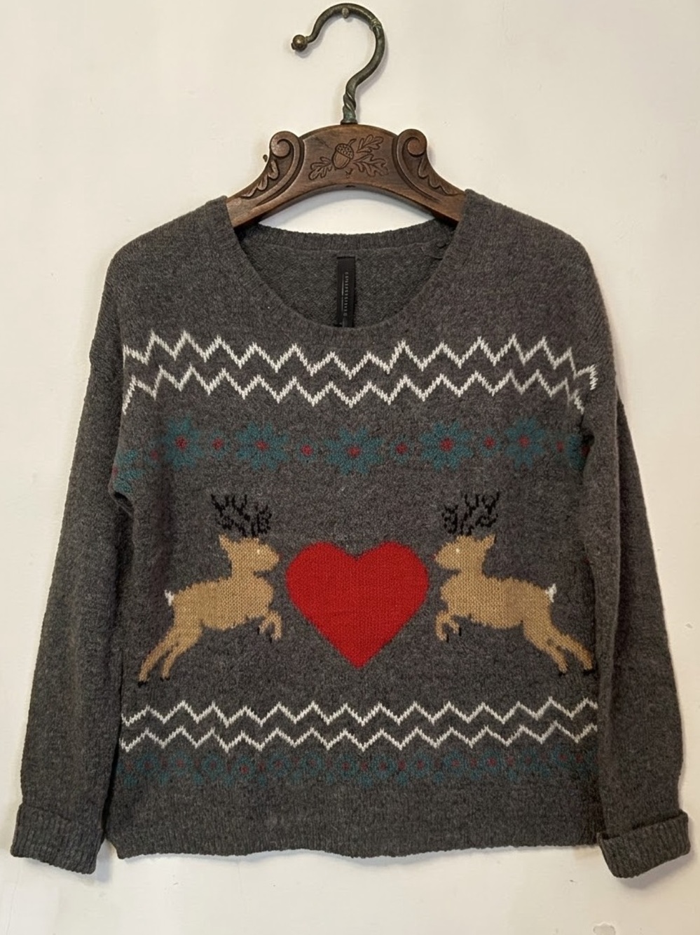 Aeropostale Women’s M Gray Reindeer Heart Fair Isle Christmas Sweater‎